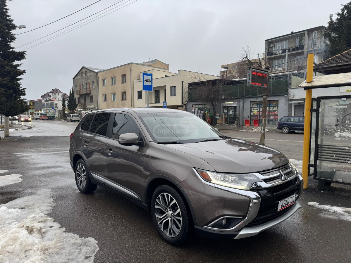 Mitsubishi Outlander 2018 — photo 2