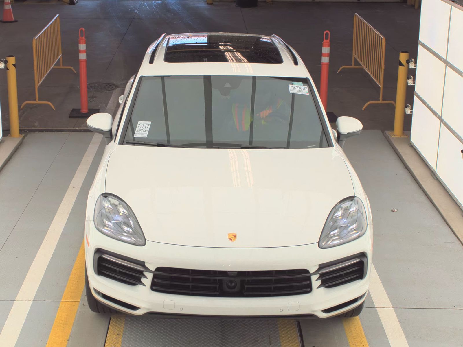 Porsche Cayenne 2022 — photo 2