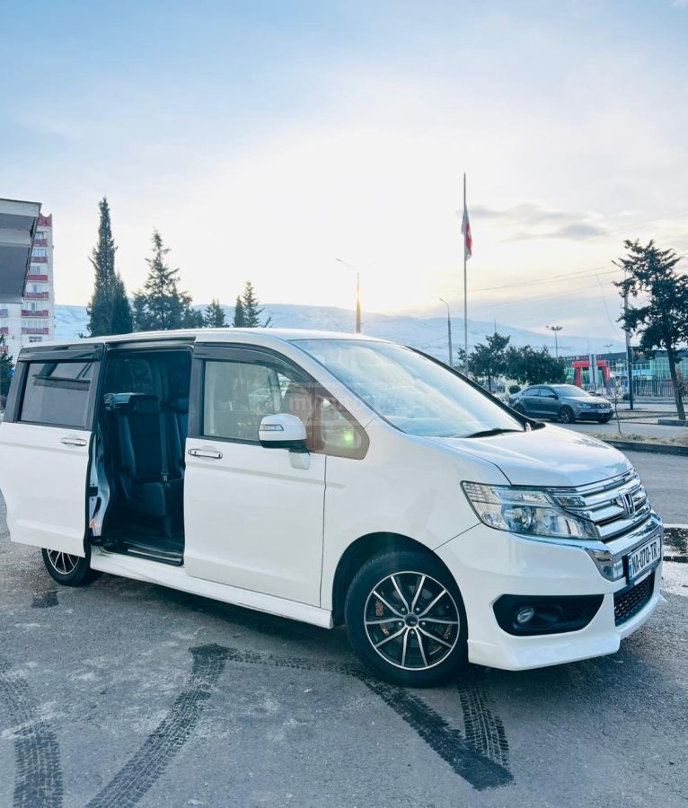 Honda Step Wagon 2013 — photo 2