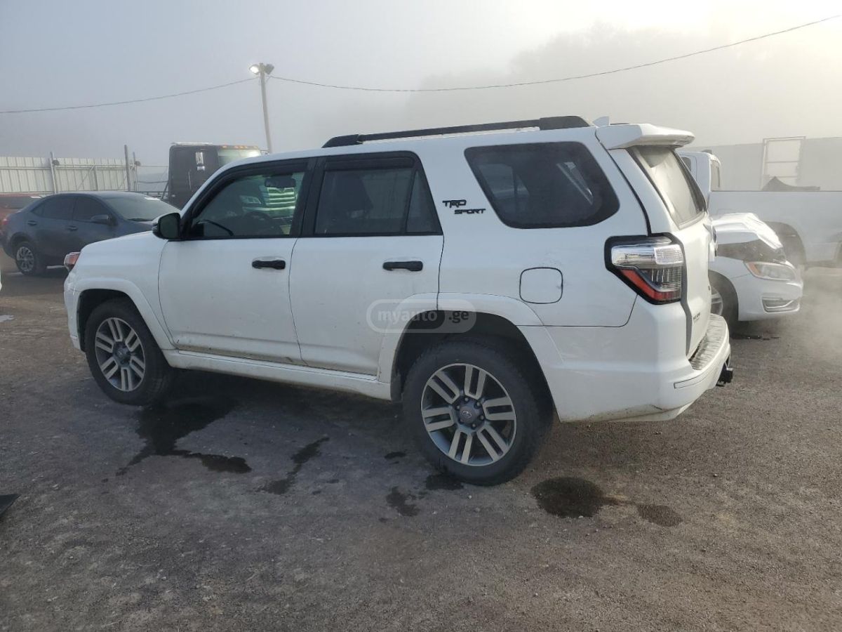 Toyota 4Runner 2022 — photo 2