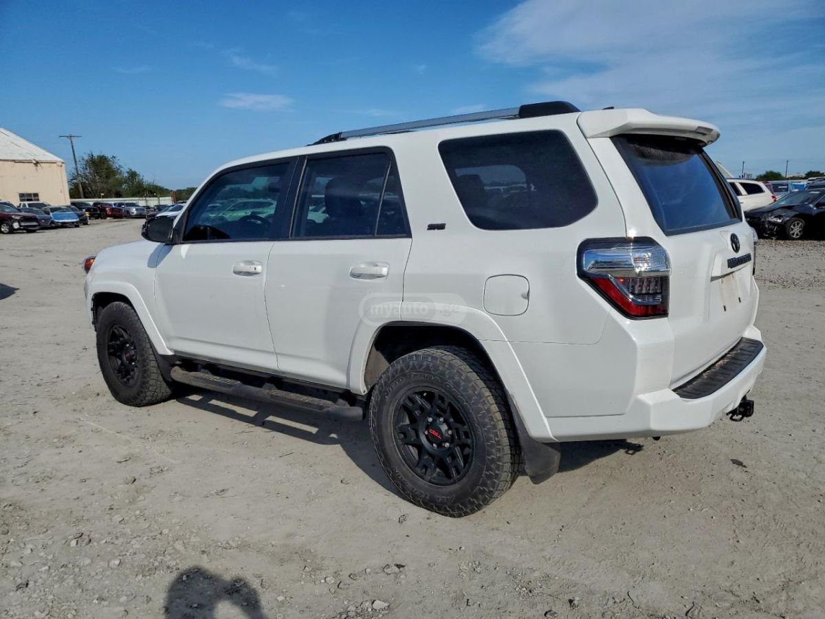 Toyota 4Runner 2023 — photo 2