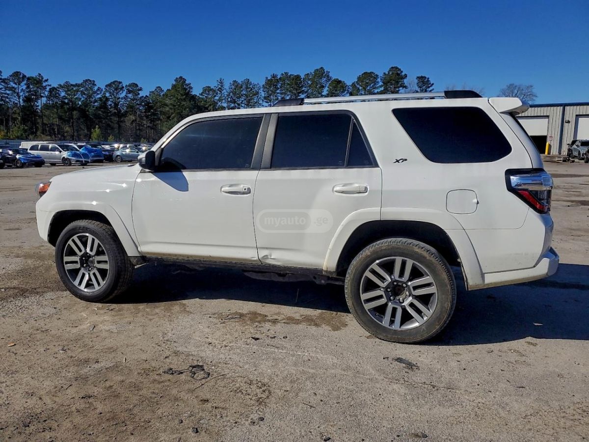 Toyota 4Runner 2023 — photo 2