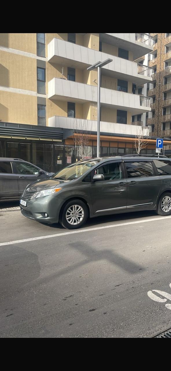 Toyota Sienna 2016 — photo 2