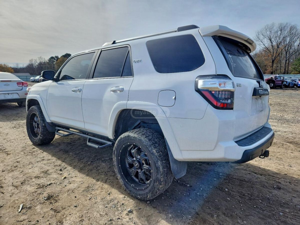 Toyota 4Runner 2017 — photo 2