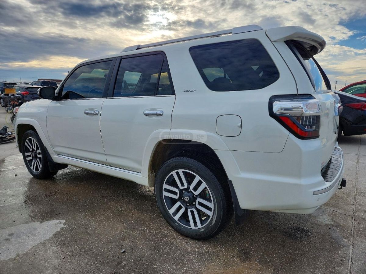 Toyota 4Runner 2023 — photo 2