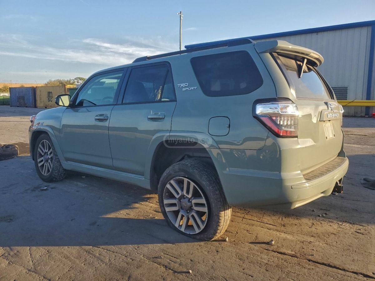 Toyota 4Runner 2022 — photo 2