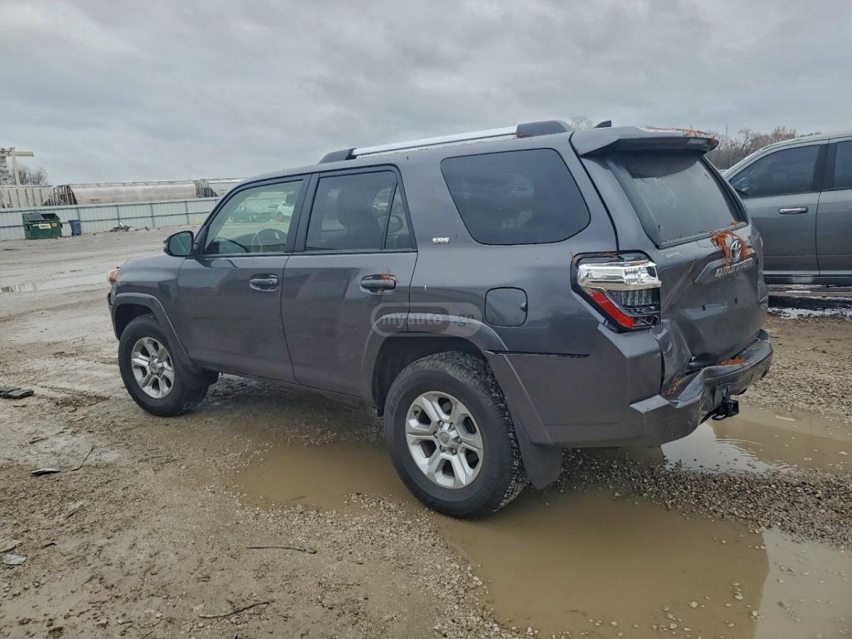 Toyota 4Runner 2023 — photo 2