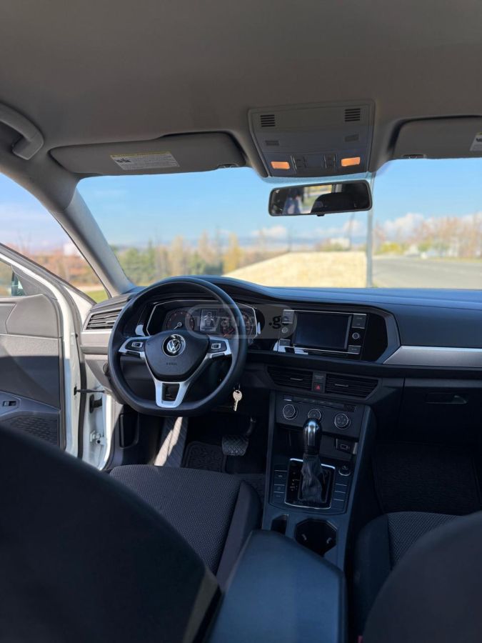Volkswagen Jetta 2018 — photo 2