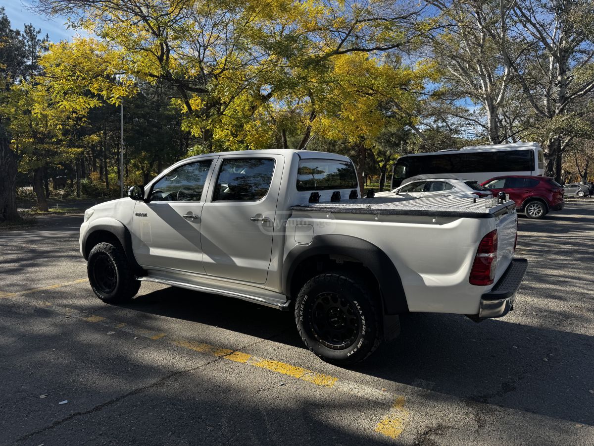 Toyota Hilux 2013 — photo 2