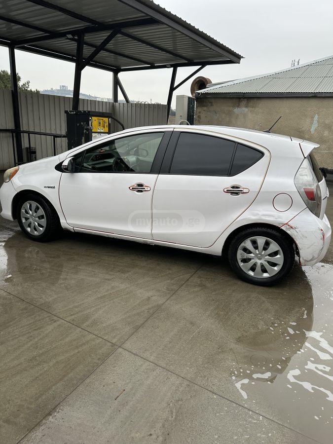 Toyota Prius C 2012 — photo 2