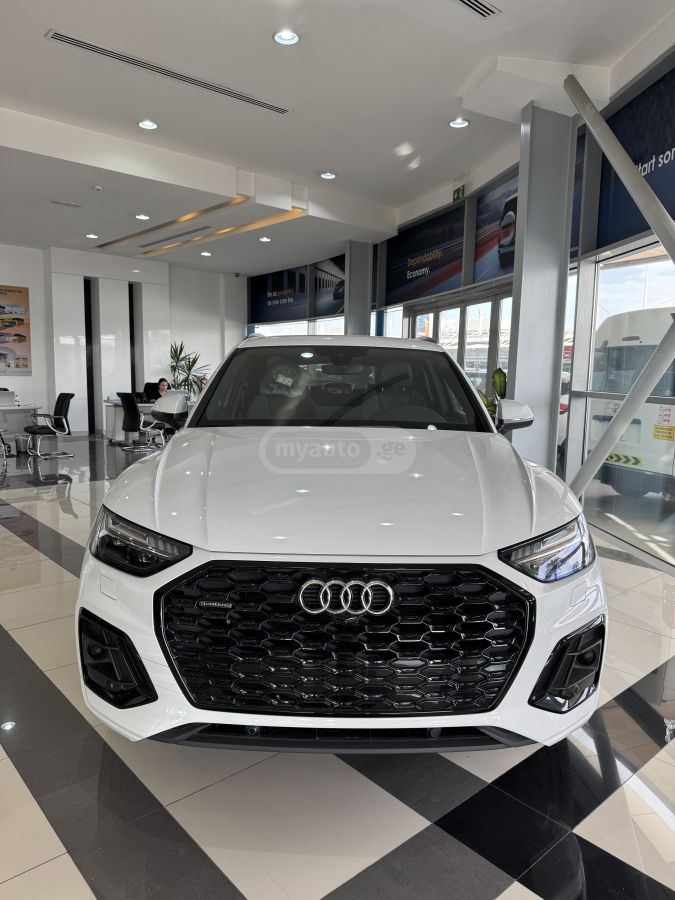 Audi Q5 2023 — photo 2