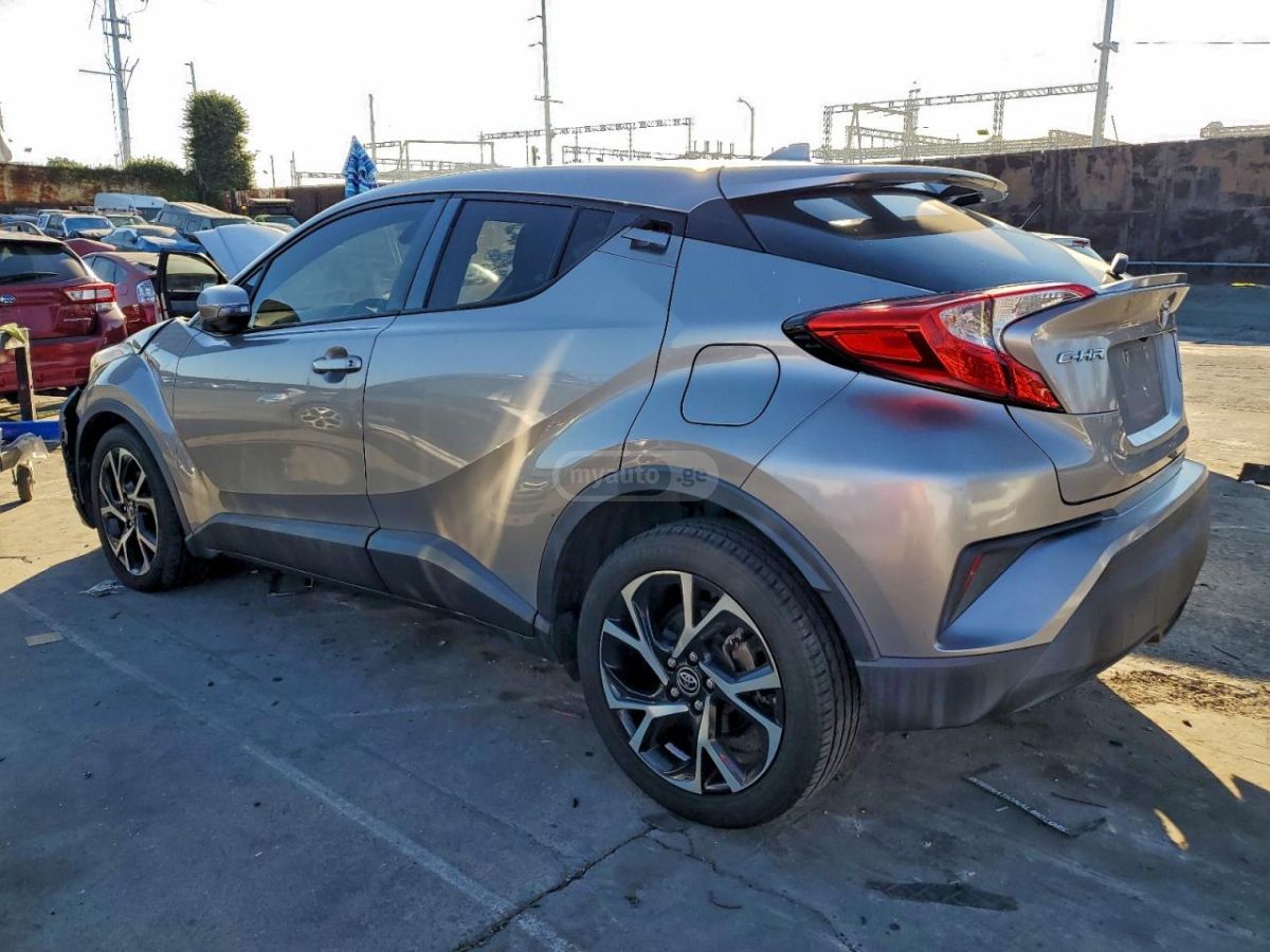 Toyota C-HR 2018 — photo 2