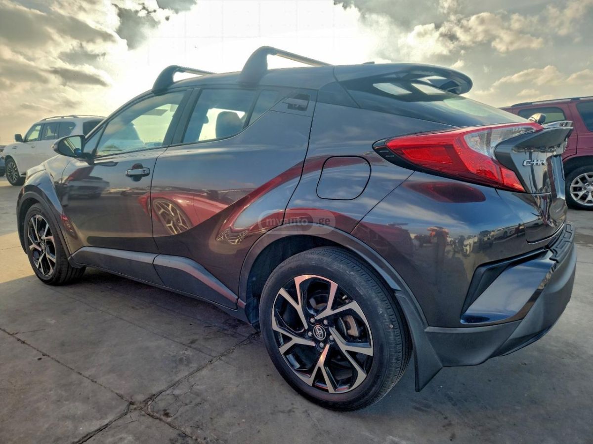 Toyota C-HR 2018 — photo 2