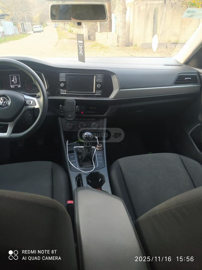 Volkswagen Jetta 2018 — photo 2