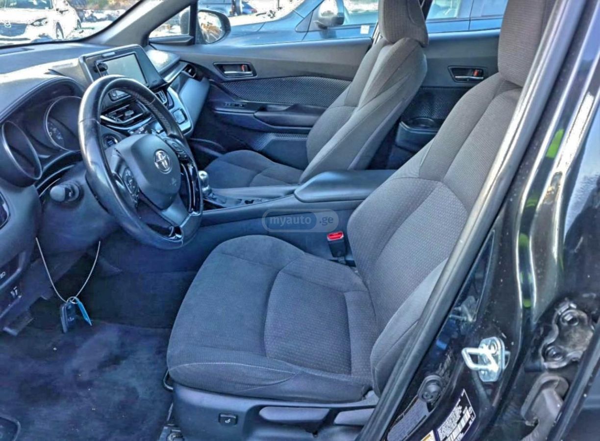 Toyota C-HR 2018 — photo 2