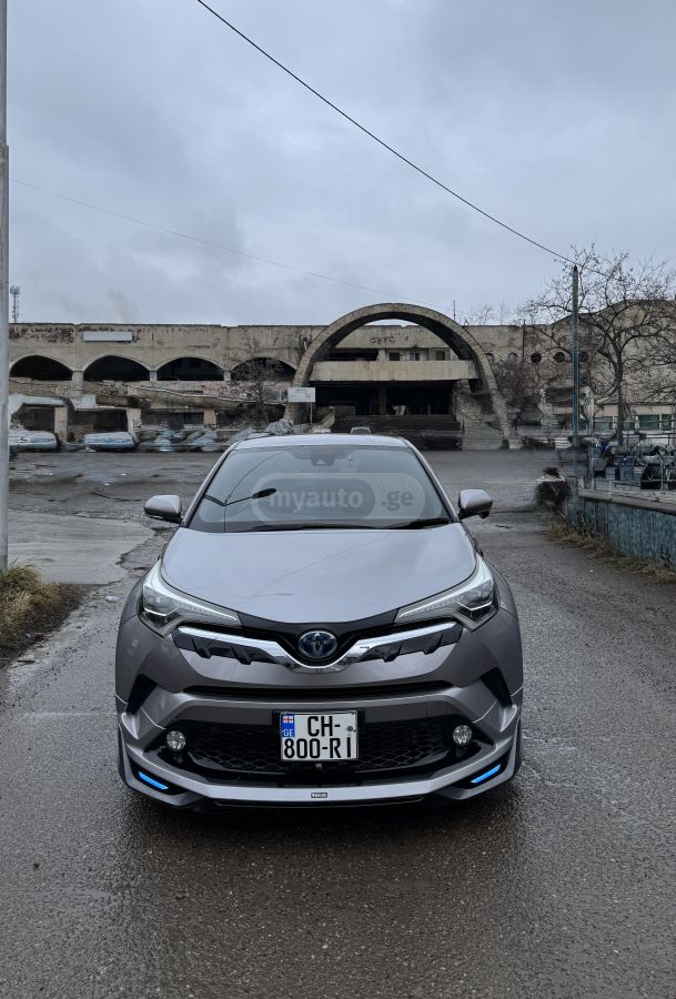 Toyota C-HR 2017 — photo 2