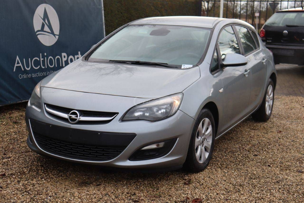 Opel Astra 2014 — photo 2