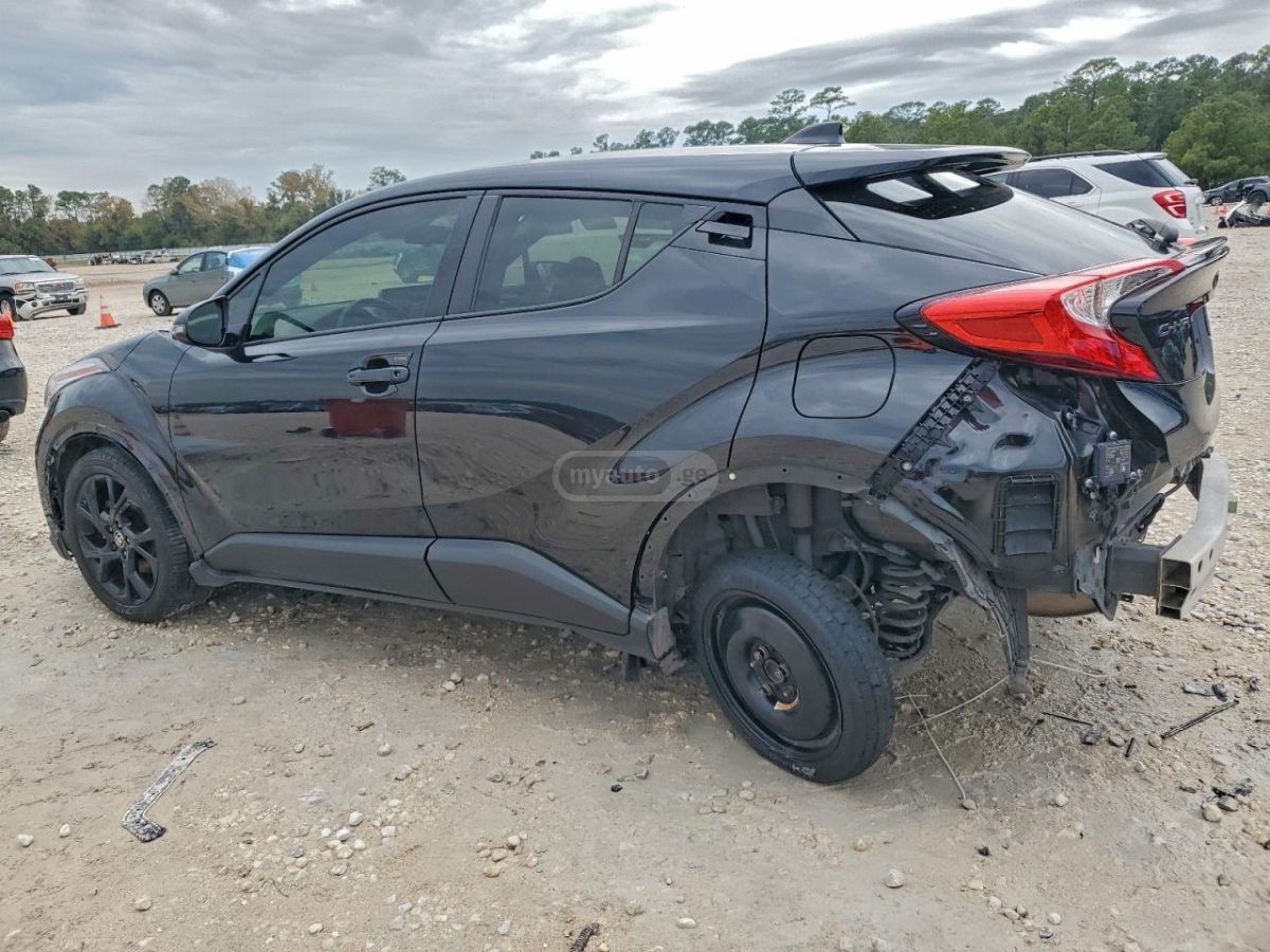 Toyota C-HR 2022 — photo 2
