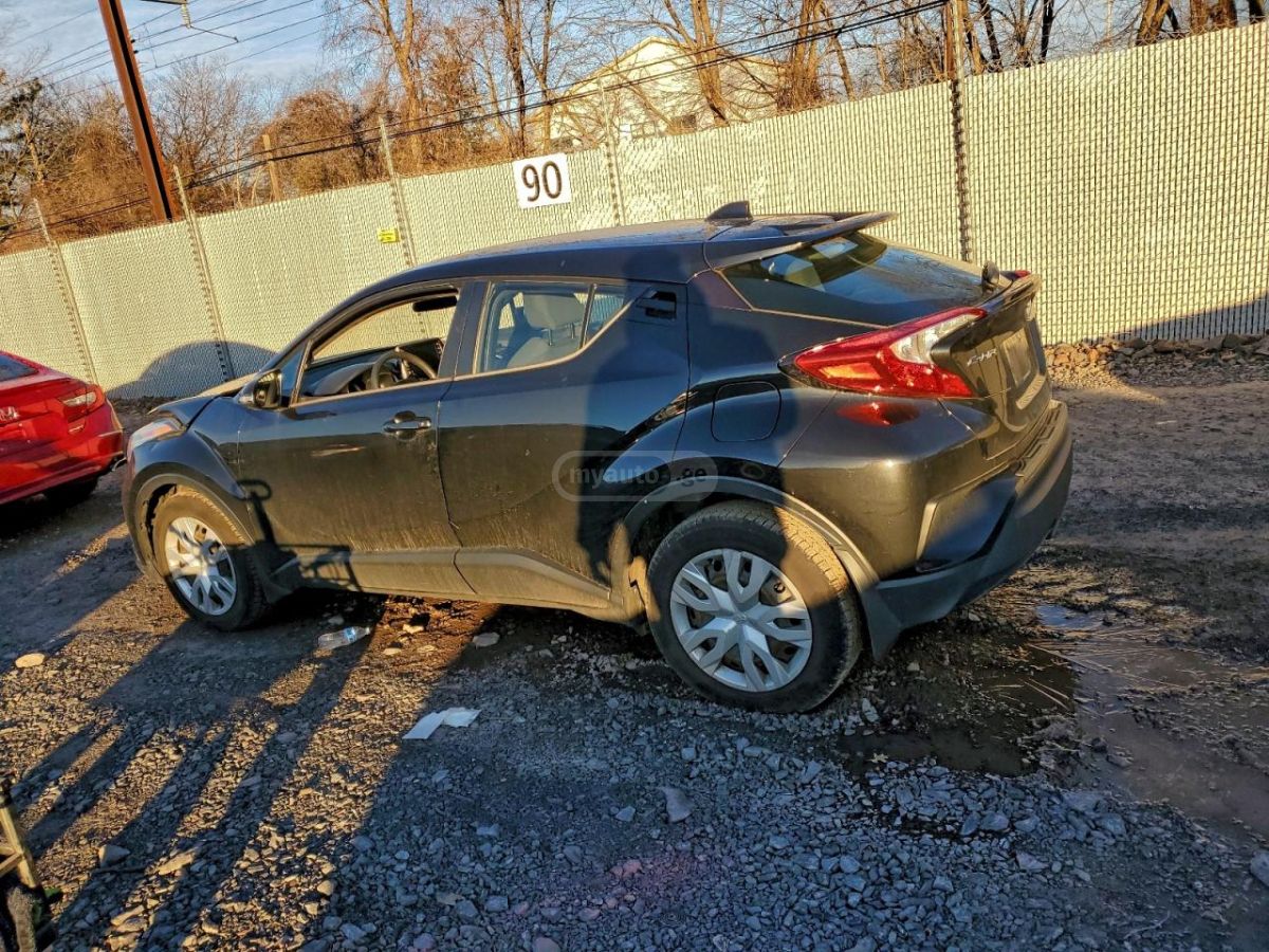 Toyota C-HR 2021 — photo 2