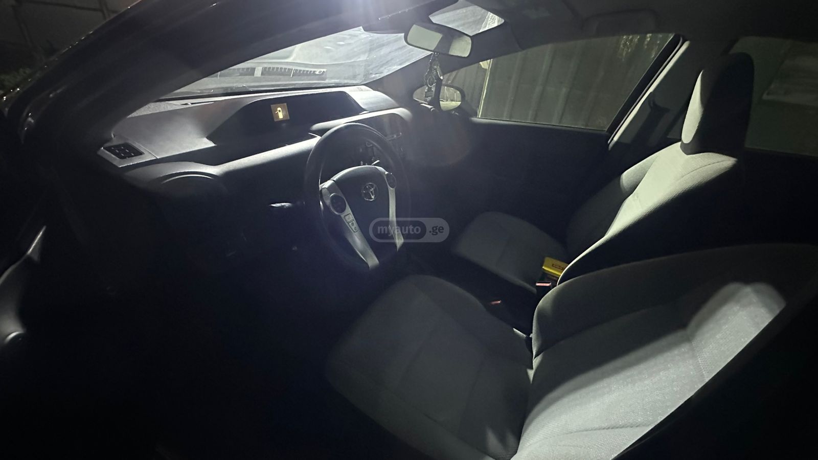 Toyota Prius C 2018 — photo 2