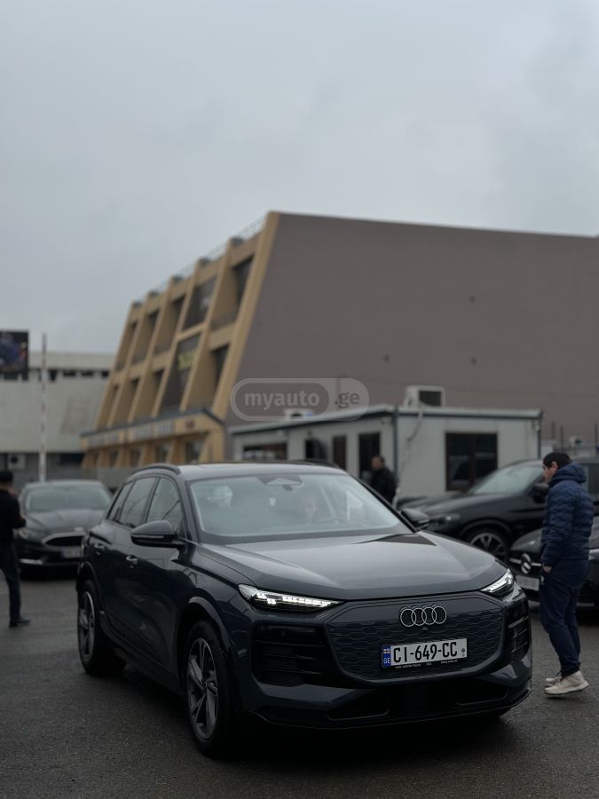Audi e-tron 2025 — photo 2