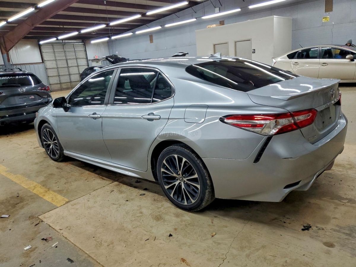 Toyota Camry 2020 — photo 2
