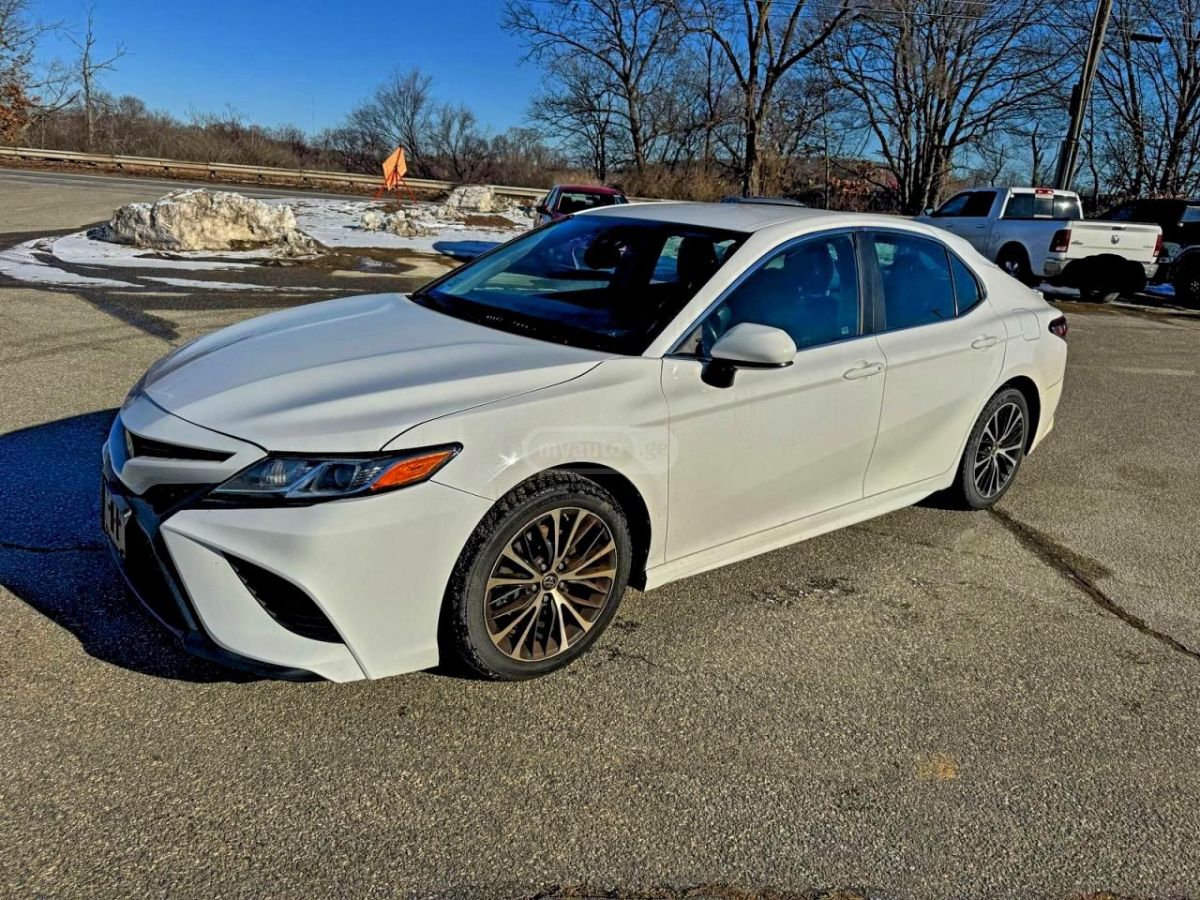 Toyota Camry 2018 — photo 2