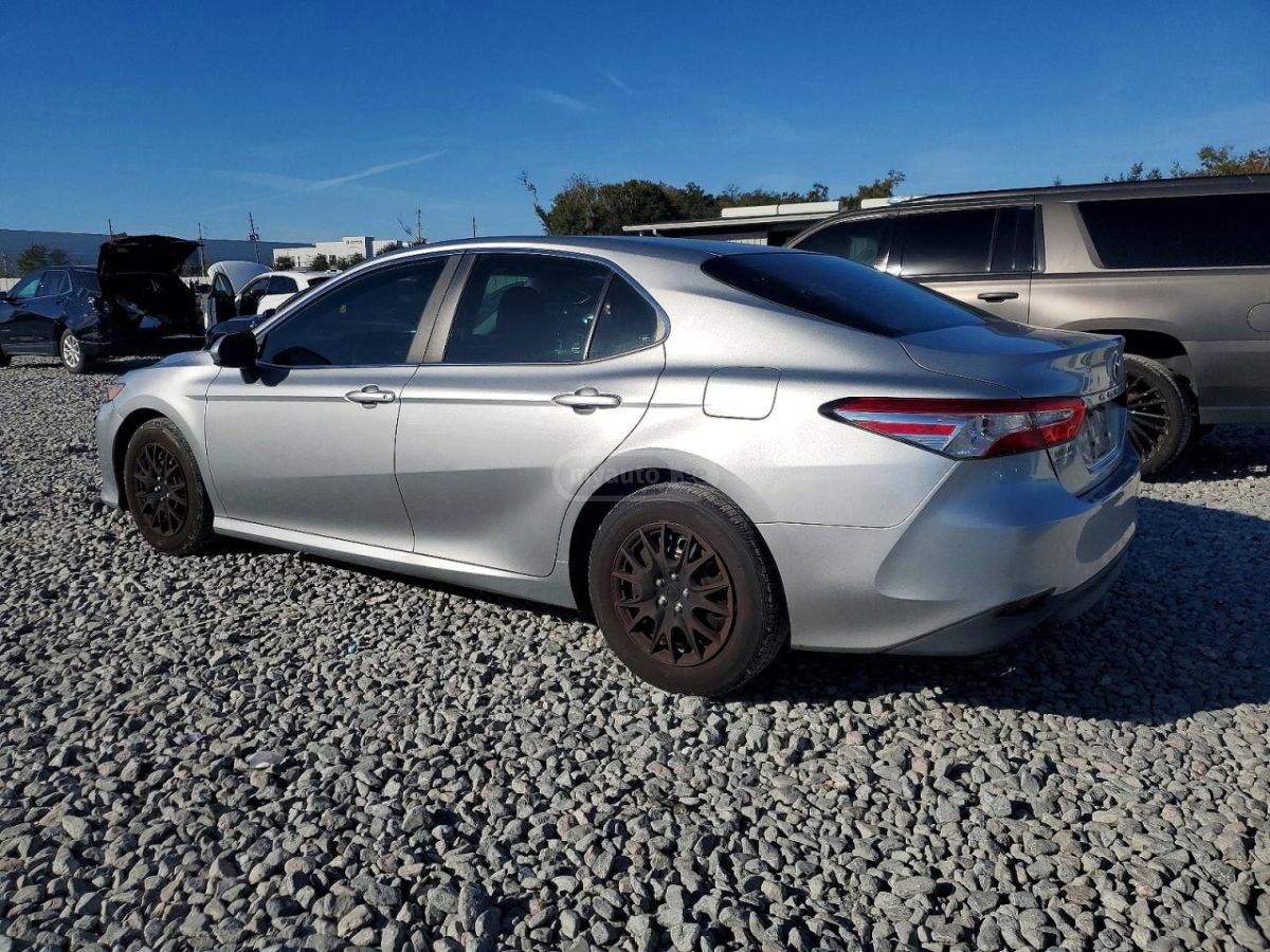 Toyota Camry 2018 — photo 2