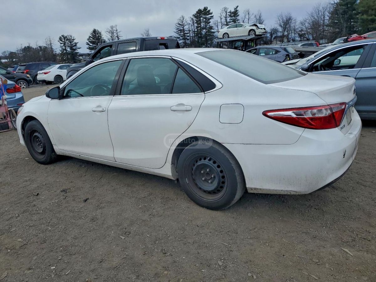 Toyota Camry 2015 — photo 2