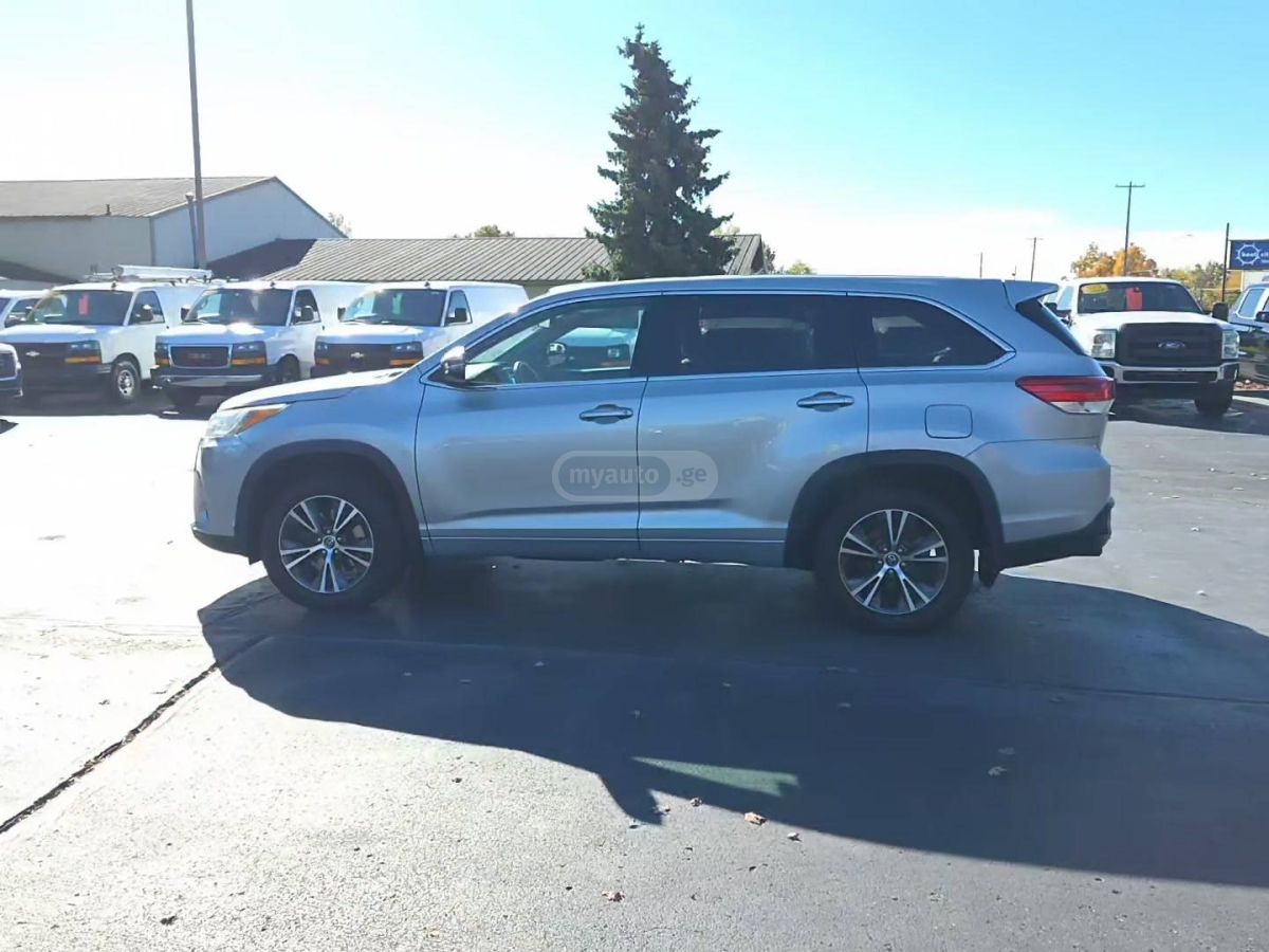 Toyota Highlander 2017 — photo 2