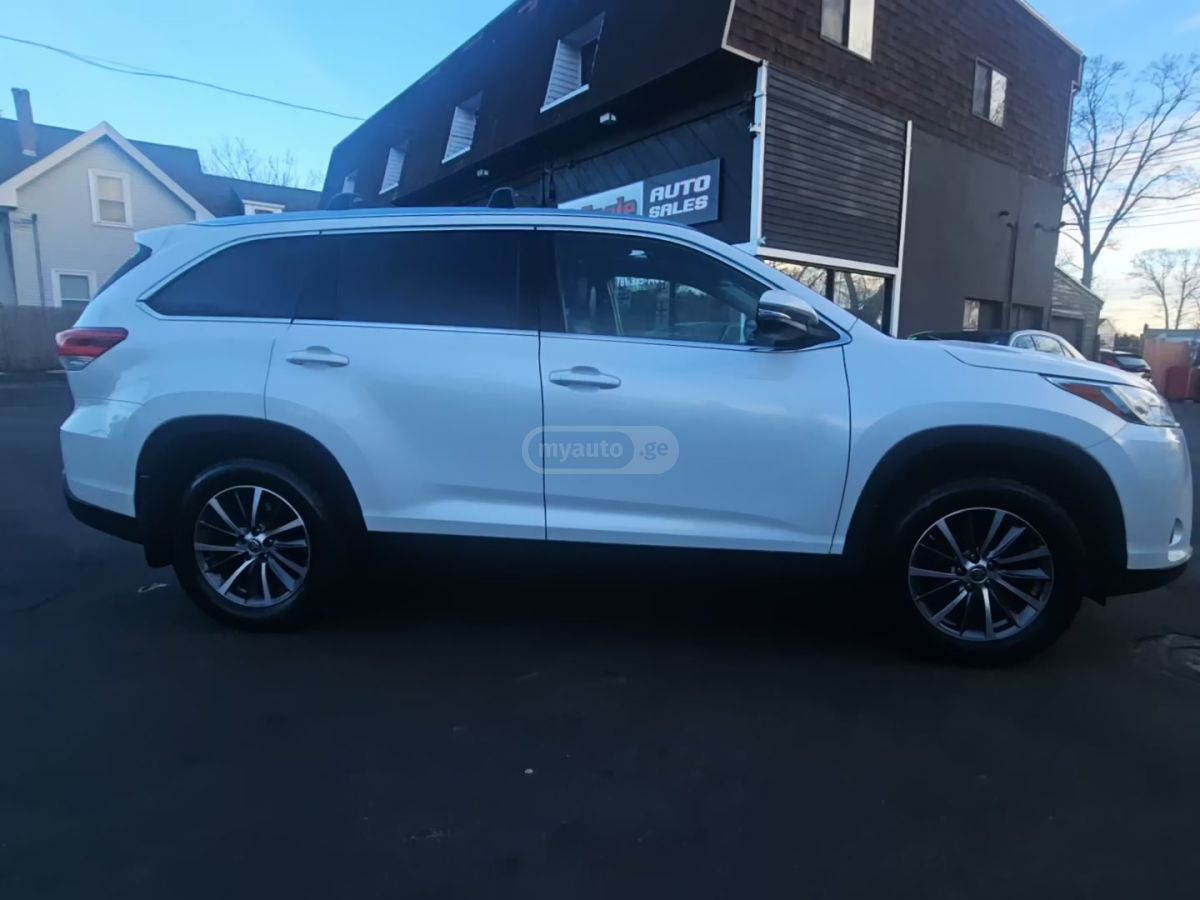 Toyota Highlander 2019 — photo 2