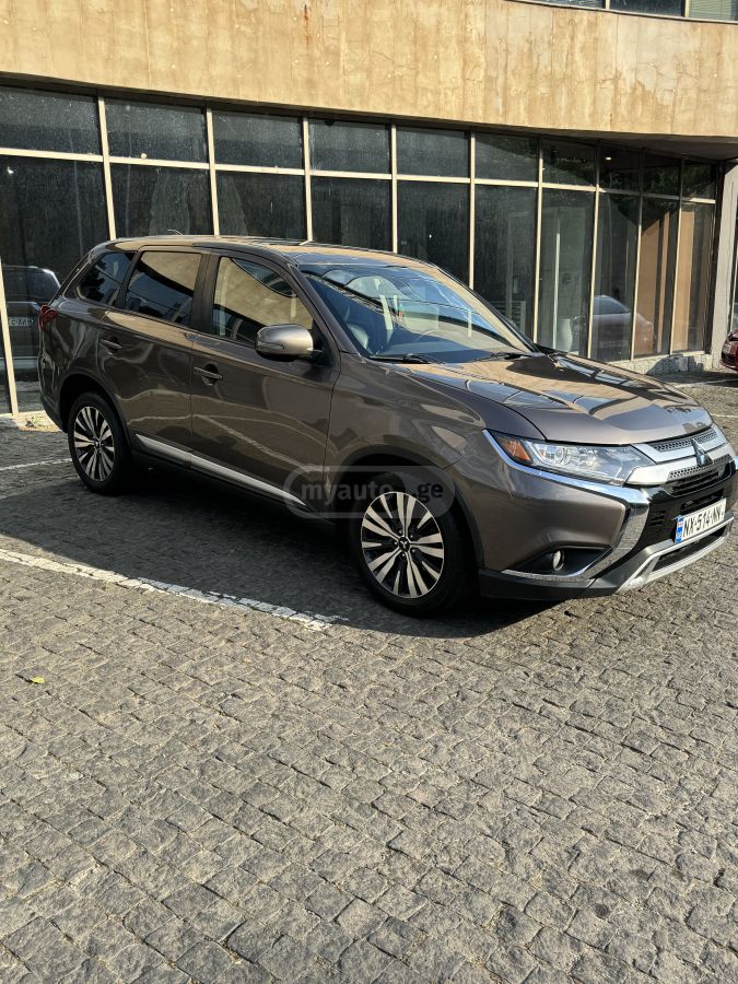 Mitsubishi Outlander 2020 — photo 2
