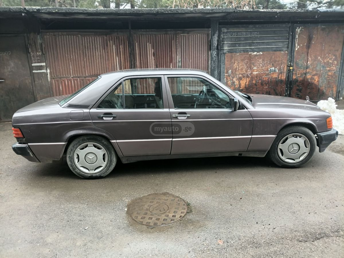 Mercedes-Benz E 190 1990 — photo 2