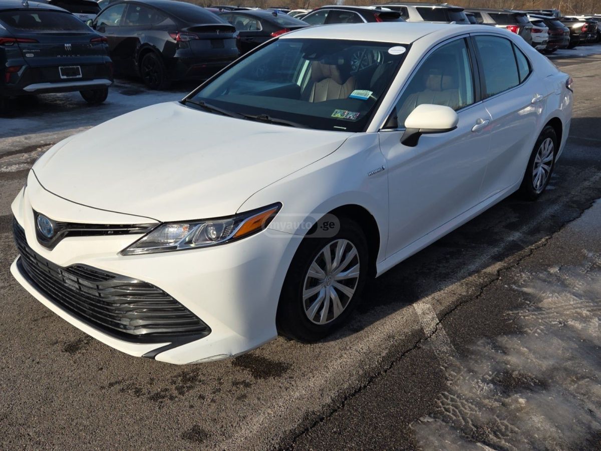 Toyota Camry 2020 — photo 2