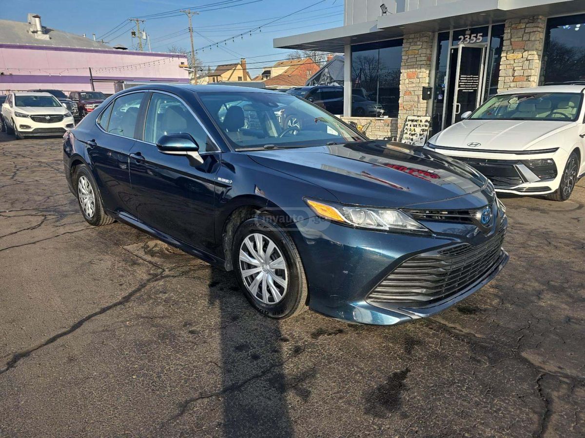 Toyota Camry 2019 — photo 2
