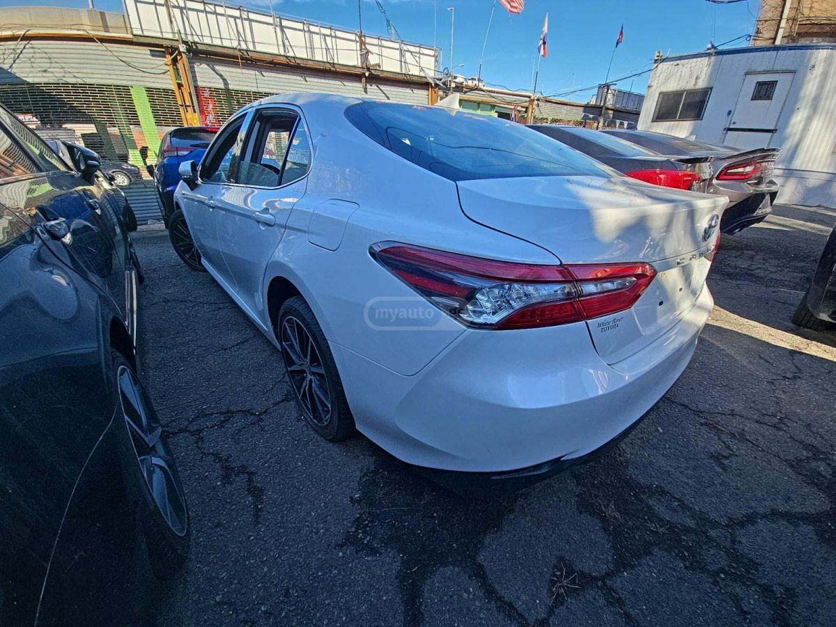 Toyota Camry 2021 — photo 2