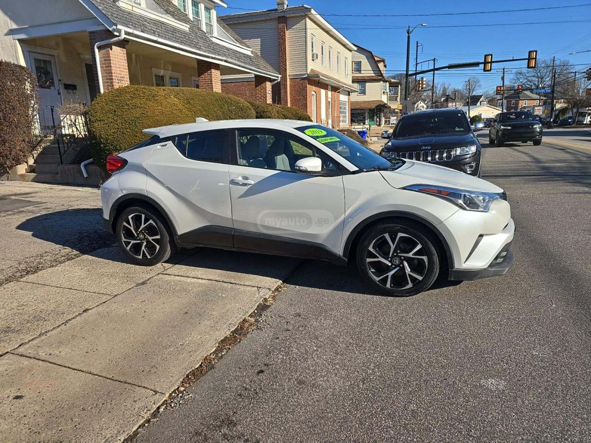 Toyota C-HR 2019 — photo 2