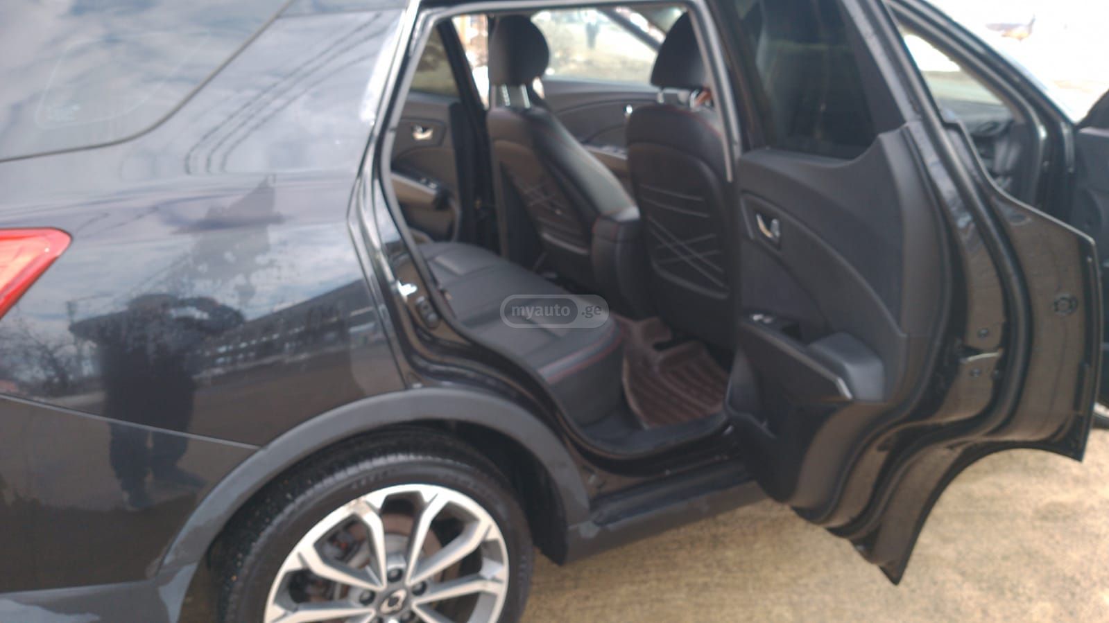 Ssangyong Tivoli 2018 — photo 2