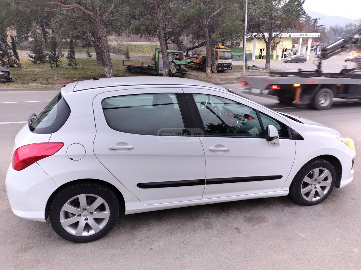 Peugeot 308 2012 — photo 2