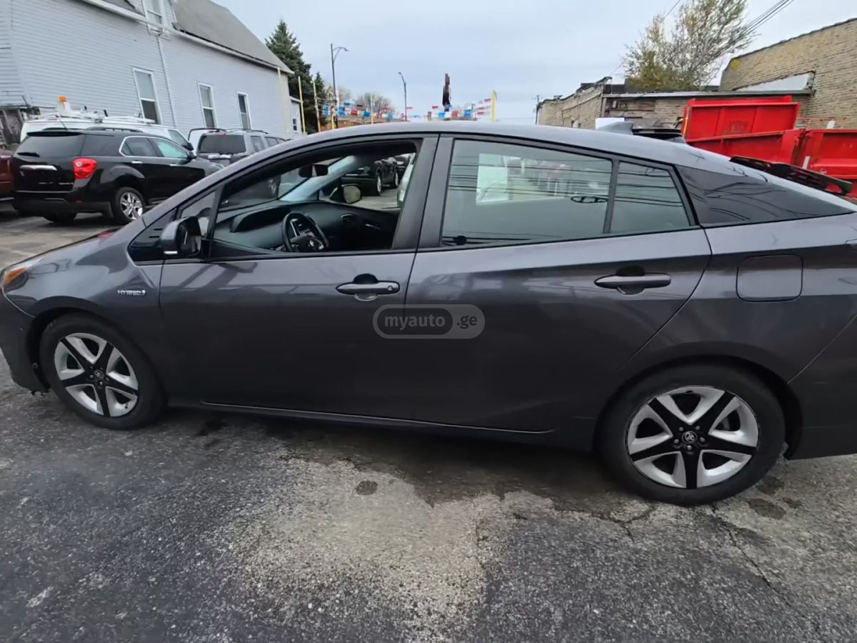 Toyota Prius 2017 — photo 2