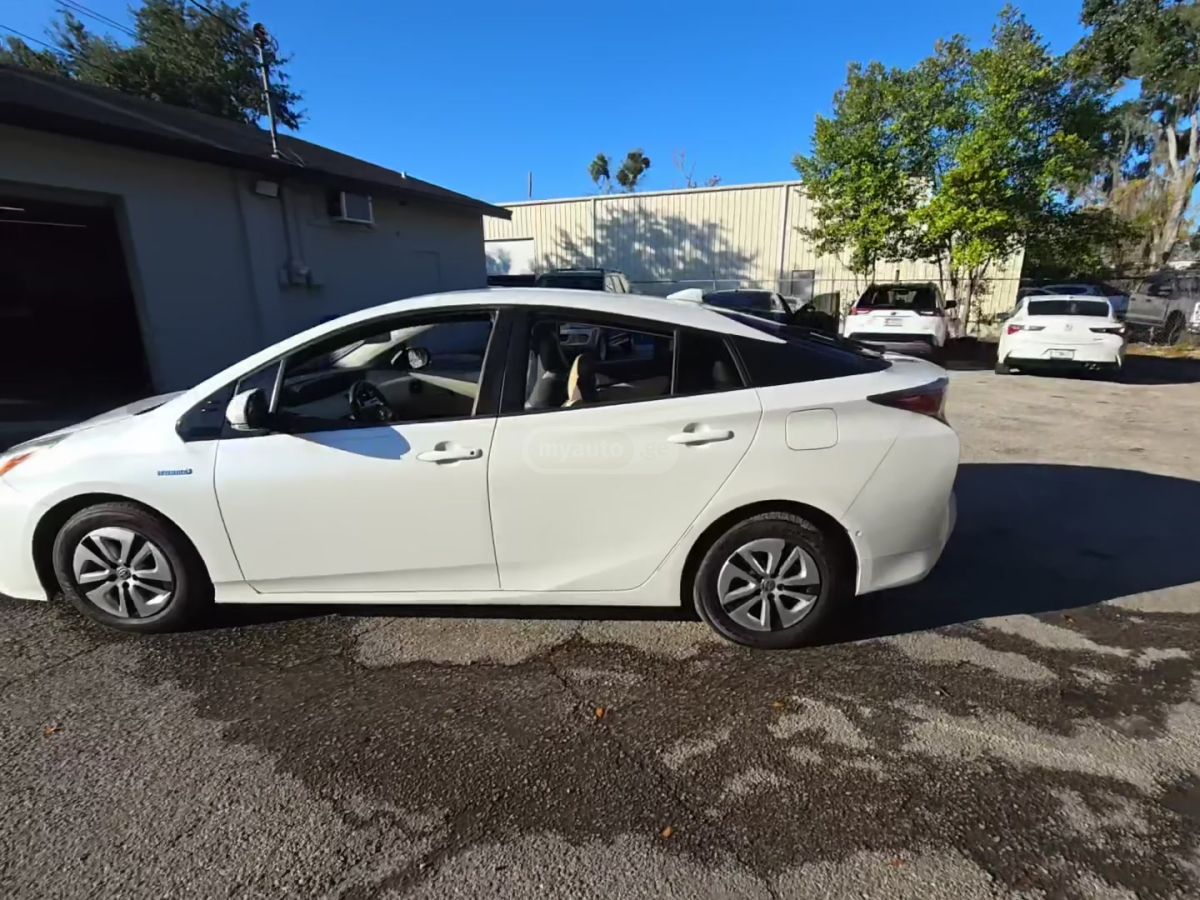 Toyota Prius 2018 — photo 2