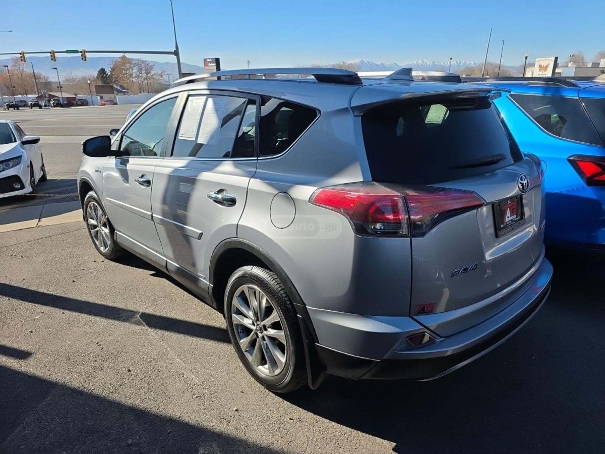 Toyota RAV4 2018 — photo 2