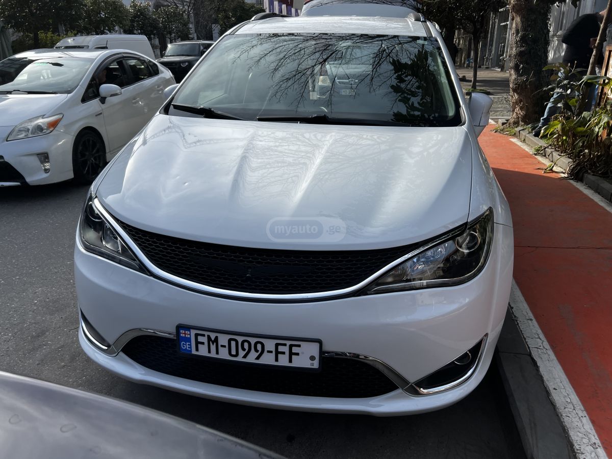 Chrysler Pacifica 2017 — photo 2