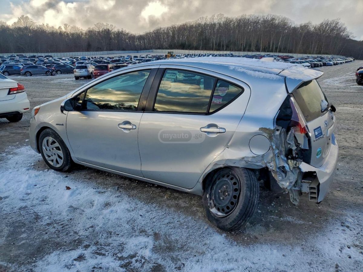 Toyota Prius 2015 — photo 2
