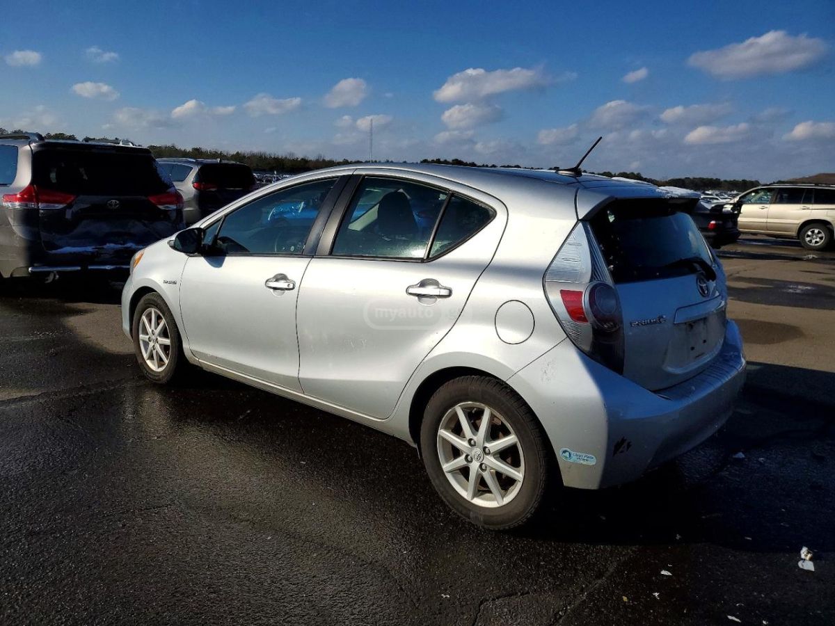 Toyota Prius 2014 — photo 2