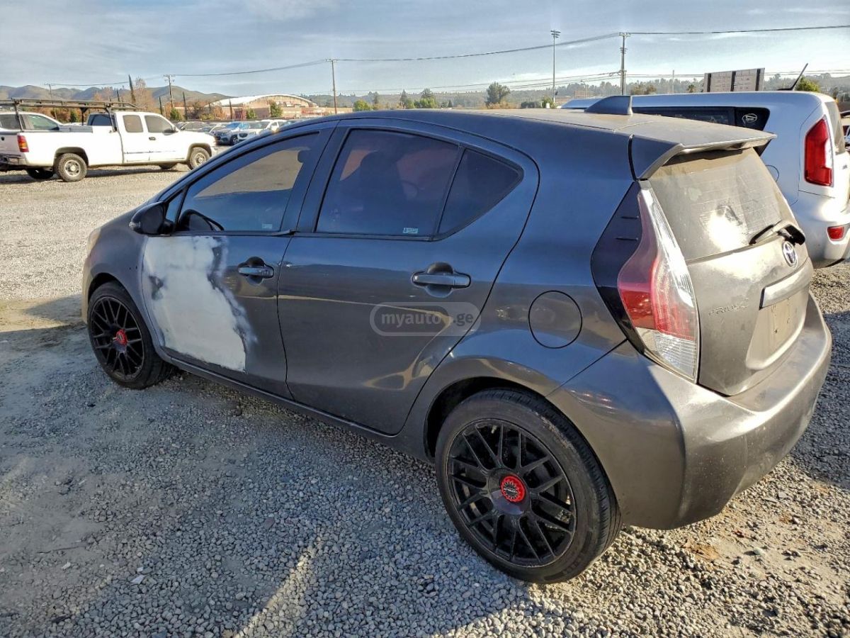 Toyota Prius 2016 — photo 2