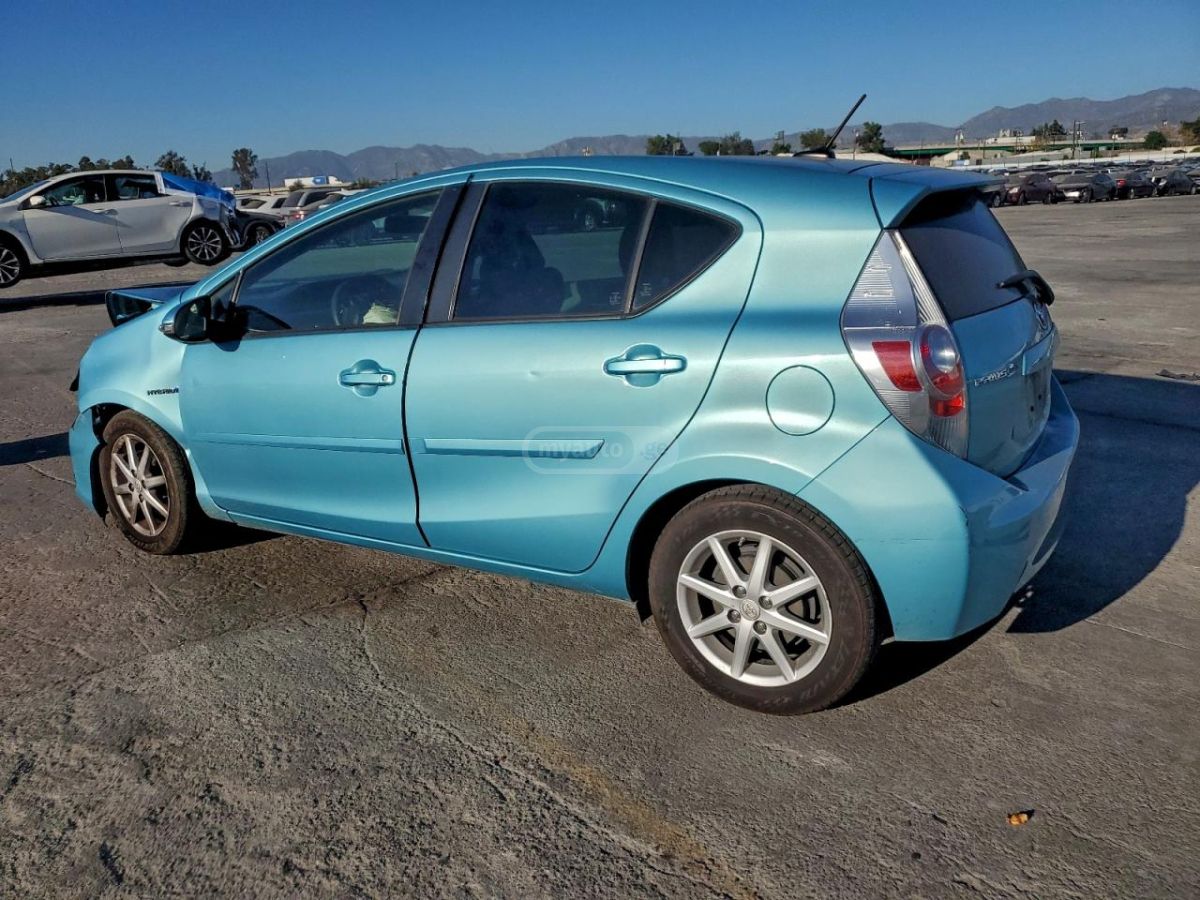 Toyota Prius 2014 — photo 2
