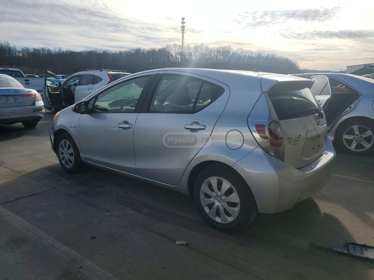 Toyota Prius 2014 — photo 2