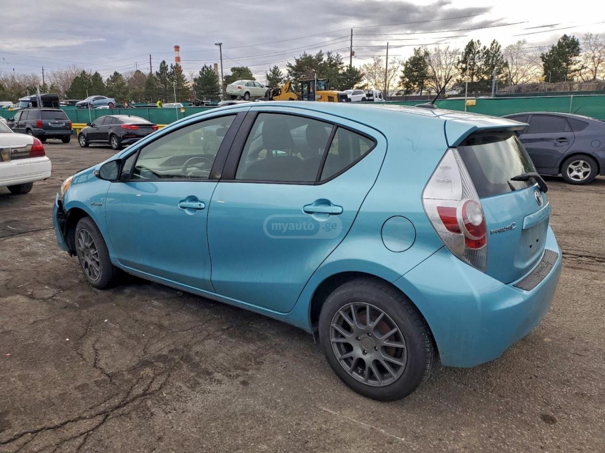 Toyota Prius 2014 — photo 2