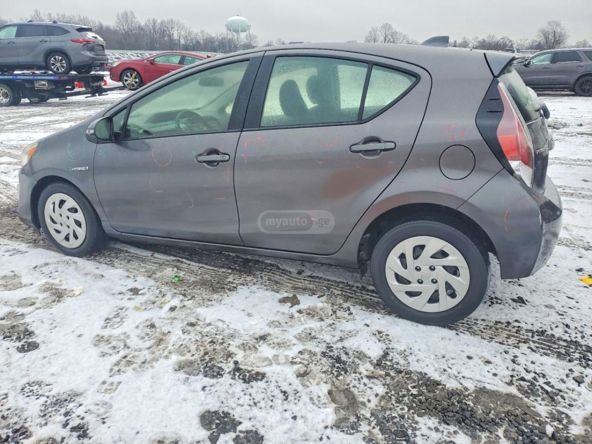 Toyota Prius 2016 — photo 2